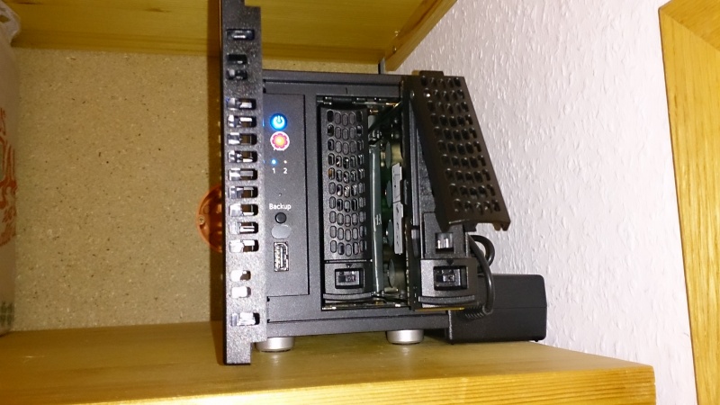 Datei:ReadyNAS102 frontview Tray-opened.jpg